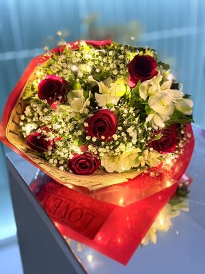BUQUÊ 6 ROSAS VERMELHAS COM LED