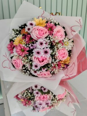 BUQUÊ 6 ROSAS MISTAS